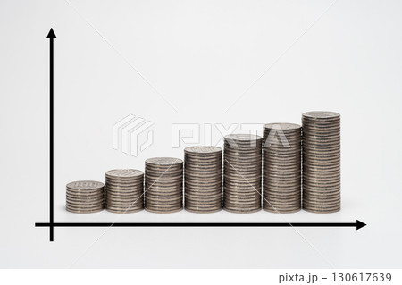 積みあがるコインでお金が増えていくグラフのイメージ 積みあがるコインでお金が増えていくグラフのイメージ 130617639