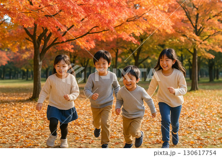紅葉の秋を楽しむ人々 紅葉の秋を楽しむ人々 130617754
