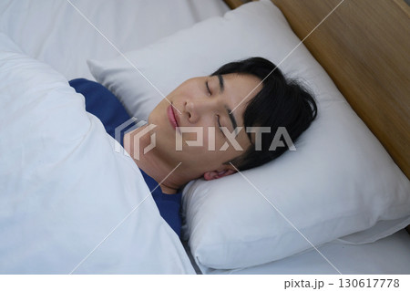 ベッドで眠る男性 20代 朝 ベッドで眠る男性 20代 朝 130617778