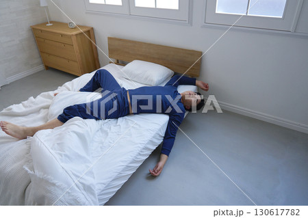 ベッドで眠る寝相が悪い男性　20代 130617782