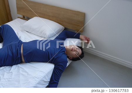 ベッドで眠る寝相が悪い男性　20代 130617783