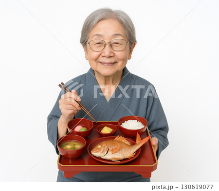 お祝い料理を持つ高齢女性の笑顔 130619077