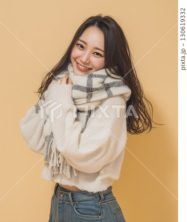 笑顔がまぶしい冬のカジュアルファッション｜チェック柄マフラーが映えるポートレート 130619332