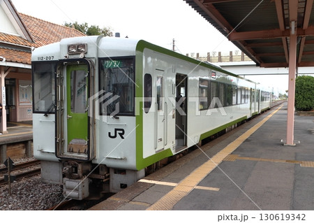 群馬藤岡駅に停車中の八高線キハ110系 130619342