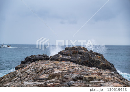 【#高知】桂浜の岩場の波しぶき 130619438