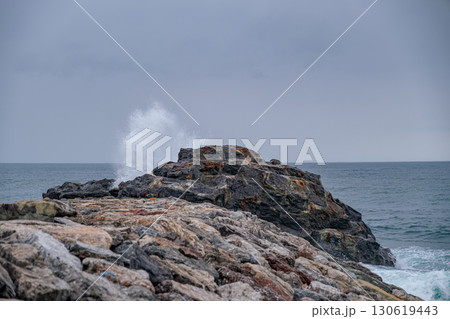 【#高知】桂浜の岩場の波しぶき 130619443