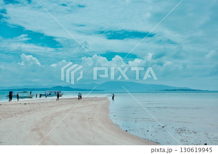 干潮で現れる砂州とエメラルドの海 石垣島の夏風景 干潮で現れる砂州とエメラルドの海 石垣島の夏風景 130619945