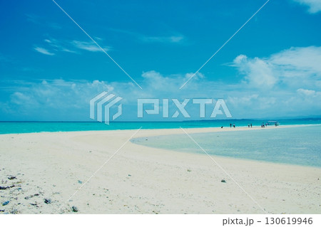 干潮で現れる砂州(石垣島近海)遠景の人とボートが映る対称的な夏の海景 干潮で現れる砂州(石垣島近海)遠景の人とボートが映る対称的な夏の海景 130619946