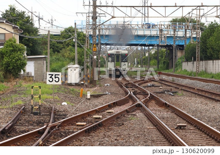 北藤岡駅を発車する八高線キハ110系（高崎行列車） 130620099
