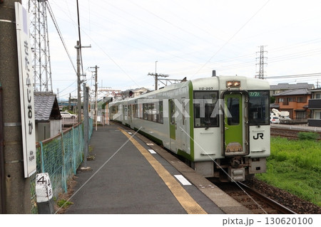 北藤岡駅に到着する八高線キハ110系（高麗川行列車） 130620100
