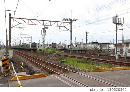八高線北藤岡駅付近を通過する高崎線E233系電車（群馬県藤岡市） 130620362