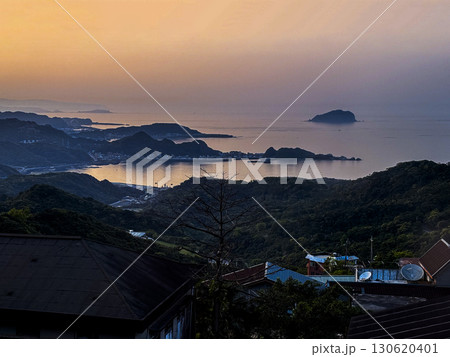 台湾九份から見下ろす薄暮の海 台湾九份から見下ろす薄暮の海 130620401
