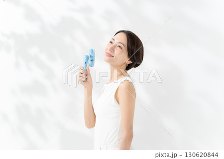 ハンディファンで涼む女性	 130620844