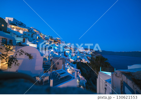 サントリーニの美しいマジックアワー 130621553