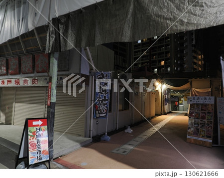 静まる市場 ― 旦過の夜に残る案内と記憶の気配 130621666