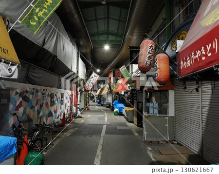 静まる路地 ― 旦過市場の夜に残る暮らしの痕跡 静まる路地 ― 旦過市場の夜に残る暮らしの痕跡 130621667