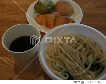和洋の朝 ― 小倉のホテルで出会ううどんとパンの調和 130621668