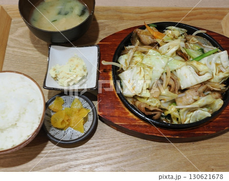 熱と香りの定食 ― 鉄板に踊るホルモンと野菜の記憶 130621678