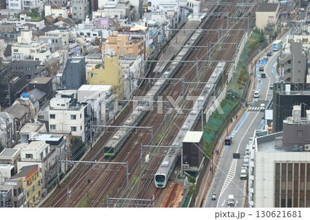 山手線と並走する西武新宿線30000系電車 130621681