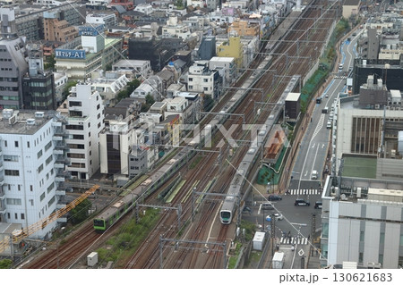 山手線と並走する西武新宿線30000系電車 130621683