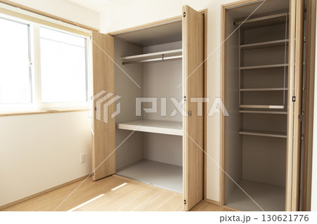 新築住宅のクローゼット 130621776