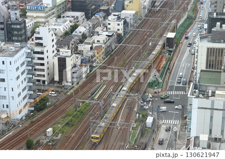 新宿区内を行く西武新宿線旧2000系電車 130621947