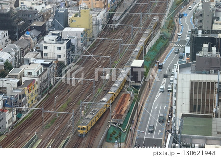 新宿区内を行く西武新宿線旧2000系電車 130621948