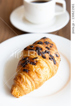 美味しいチョコクロワッサンとコーヒーのモーニング 130621981