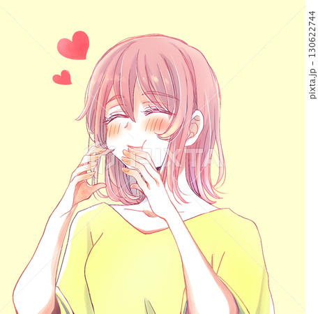 何かを嬉しそうに頬張るぽっちゃりした女性　もぐもぐ 130622744