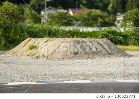 工事現場に積まれた建設用の土砂 130622771