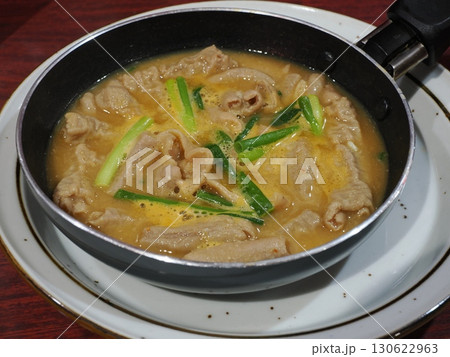 鉄板に踊る記憶 ― 杖立の昼に香るホルモンの熱 130622963