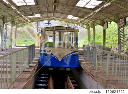 信貴山口駅に停車中の近鉄　西信貴鋼索線　ケーブルカー　しょううん 130623222