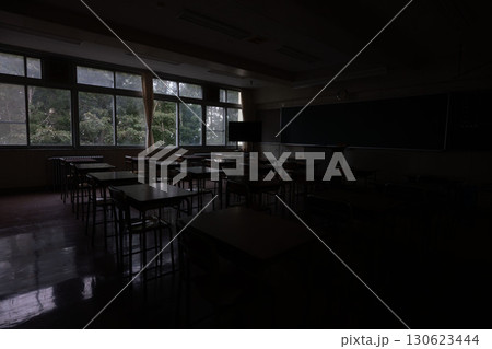 暗い誰もいない学校の教室 暗い誰もいない学校の教室 130623444