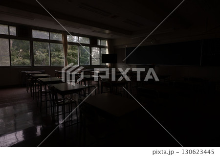 暗い誰もいない学校の教室 130623445