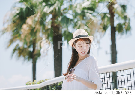 リゾート地で観光を楽しむ若い女性 130623577