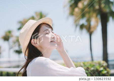 リゾート地で観光を楽しむ若い女性 130623592