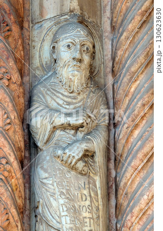 Prophet, statue on the portal of the Cathedral dedicated to the Blessed Virgin Mary under the designation Santa Maria Matricolare in Verona, Italy 130623630
