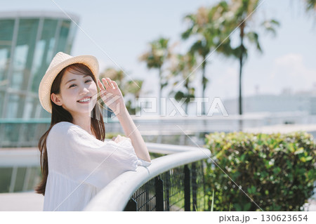 リゾート地で観光を楽しむ若い女性 130623654