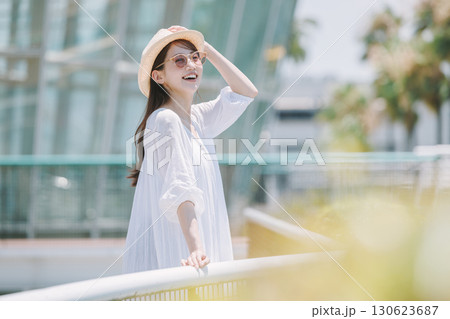 リゾート地で観光を楽しむ若い女性 リゾート地で観光を楽しむ若い女性 130623687