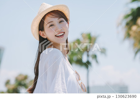 リゾート地で観光を楽しむ若い女性 130623690