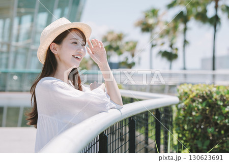 リゾート地で観光を楽しむ若い女性 リゾート地で観光を楽しむ若い女性 130623691