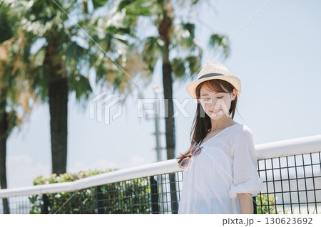 リゾート地で観光を楽しむ若い女性 130623692