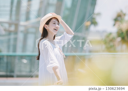 リゾート地で観光を楽しむ若い女性 リゾート地で観光を楽しむ若い女性 130623694