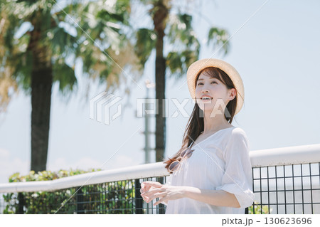 リゾート地で観光を楽しむ若い女性 130623696