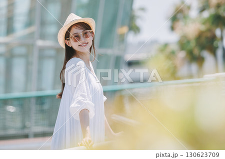 リゾート地で観光を楽しむ若い女性 130623709