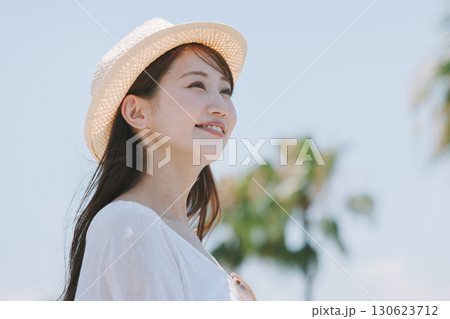 リゾート地で観光を楽しむ若い女性 リゾート地で観光を楽しむ若い女性 130623712