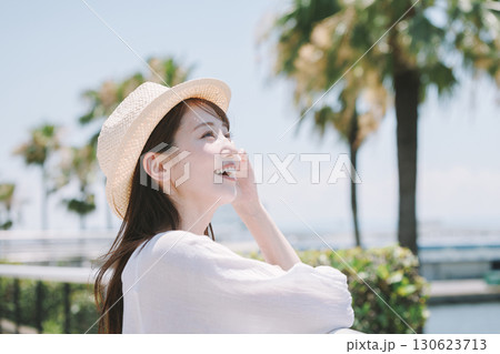 リゾート地で観光を楽しむ若い女性 リゾート地で観光を楽しむ若い女性 130623713