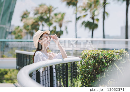 リゾート地で観光を楽しむ若い女性 130623714
