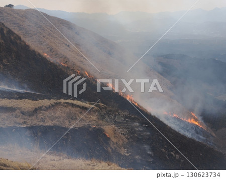 谷を包む煙 ― 樅木の野焼きに響く火の呼吸 130623734