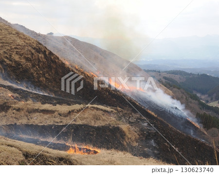 谷を包む煙 ― 樅木の野焼きに響く火の呼吸 130623740